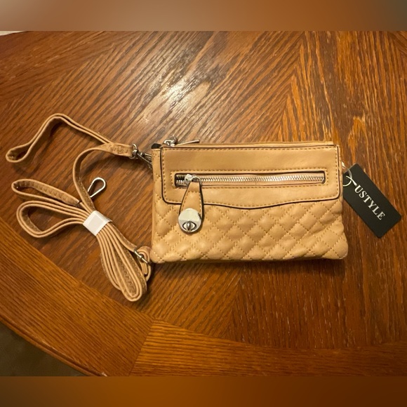 Nice Quilted Silver Hardware Wristlet Detachable Adjustable Strap Bag! - Picture 6 of 16